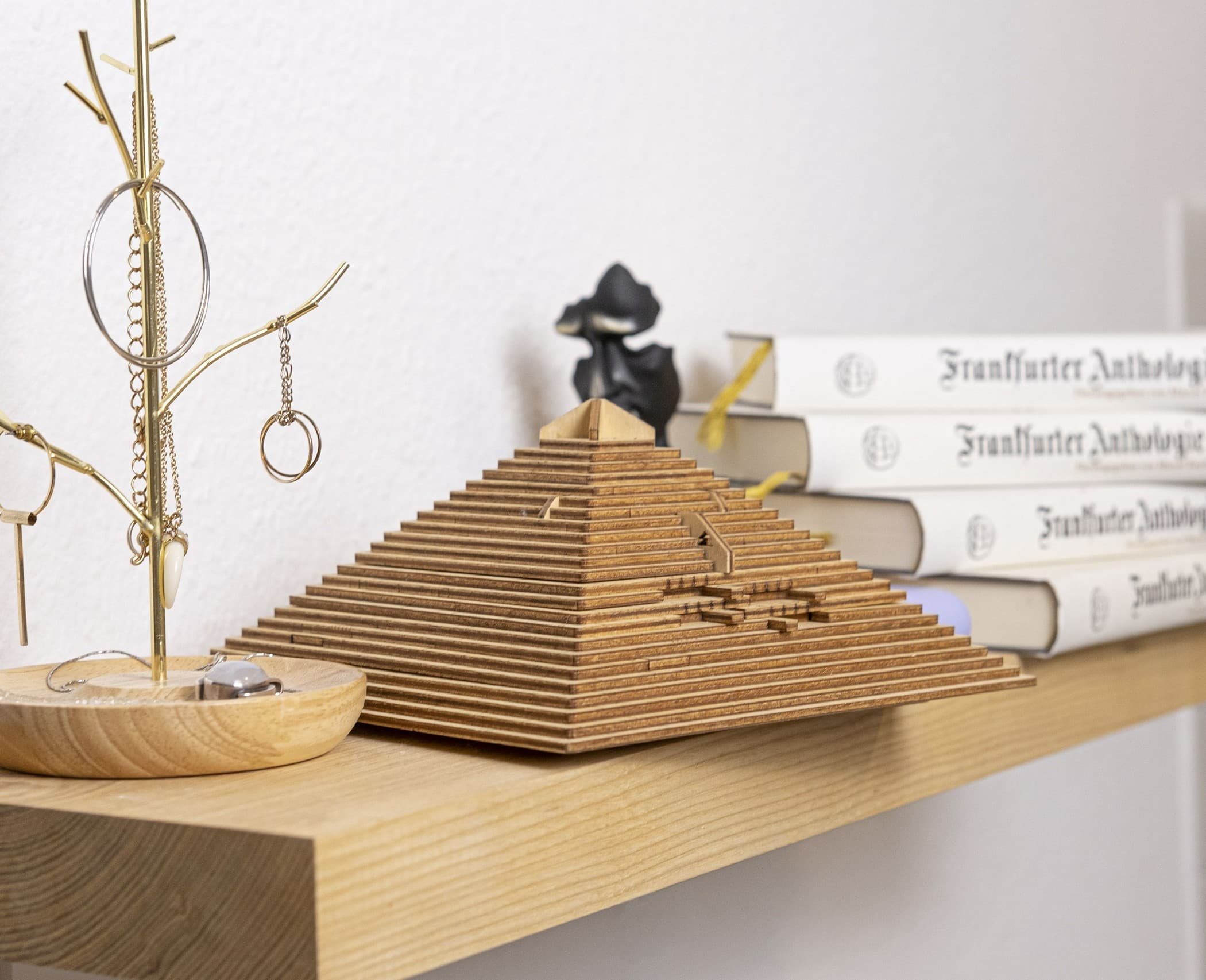 Fotos und Abbildungen von Quest Pyramid. ESC WELT.